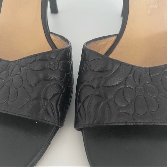 CHANEL kitten heel slip on sandal - Picture 3 of 7
